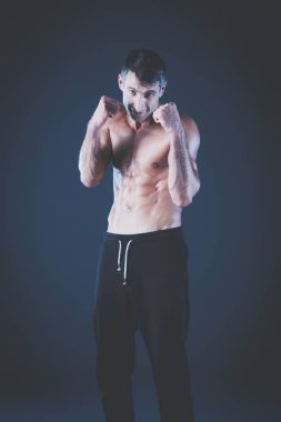 Genç adam boks pratik profil görünümü. Kişisel eğitmen. Kişisel eğitim.