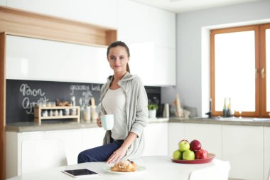 mutlu kadın evde Mutfakta çay içme.