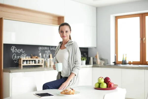 Mutlu kadın evde Mutfakta çay içme. — Stok fotoğraf