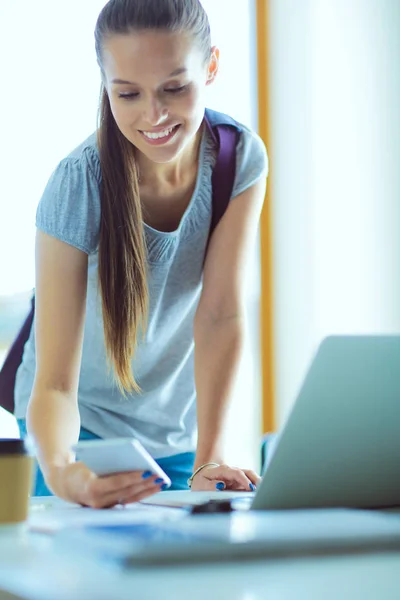 Femme utilisation du téléphone portable à l'université. Étudiante femme — Photo