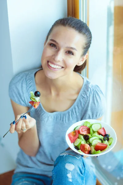 A beautiful girl eating healthy food. Beautiful girl — Stock Photo, Image