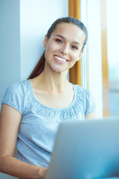 Νεαρή όμορφη γυναίκα χρησιμοποιώντας ένα φορητό υπολογιστή στο σπίτι. Νεαρή όμορφη γυναίκα. — Φωτογραφία Αρχείου