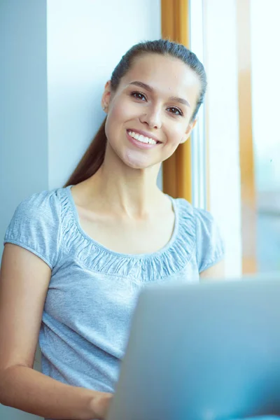 Joven hermosa mujer usando una computadora portátil en casa. Joven hermosa mujer . —  Fotos de Stock