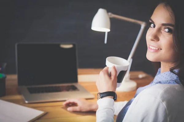 Portrait de jeune femme détendue assise à son bureau tenant une tasse de café. Femme d'affaires. Lieu de travail — Photo