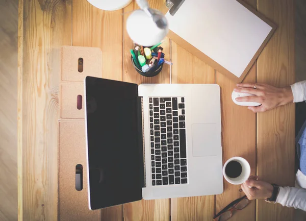 Masada oturan genç bir kadın..