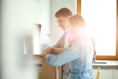 Genç bir çift yeni evde büyük karton kutu taşıyan. Ev taşıma. Genç Çift