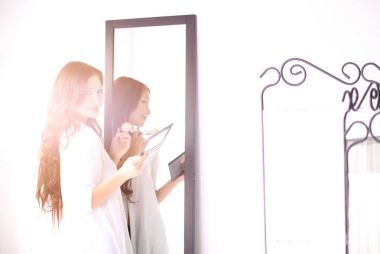 Genç kadın kendini yansıma evde aynaya bakıyorum. Genç kadın.