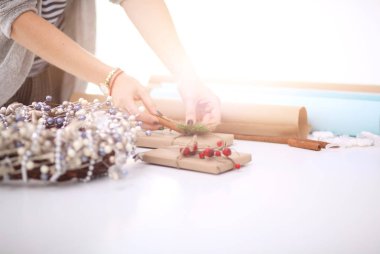 Noel hediye kutusu dekorasyon kadın elleri. Kadının elleri