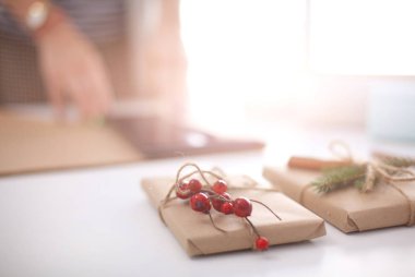 Noel hediye kutusu dekorasyon kadın elleri. Kadının elleri