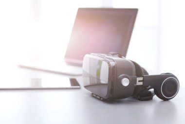 Bilgisayarlı sanal gerçeklik gözlükleri. İş. 3D teknoloji