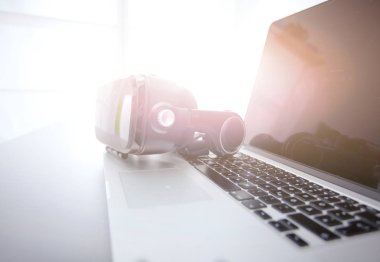 Bilgisayarlı sanal gerçeklik gözlükleri. İş. 3D teknoloji