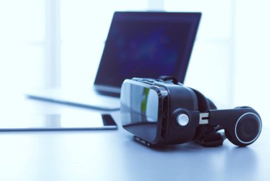 Bilgisayarlı sanal gerçeklik gözlükleri. İş. 3D teknoloji