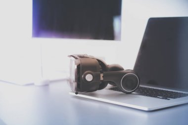 Bilgisayarlı sanal gerçeklik gözlükleri. İş. 3D teknoloji