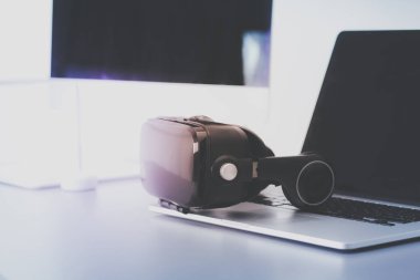 Bilgisayarlı sanal gerçeklik gözlükleri. İş. 3D teknoloji