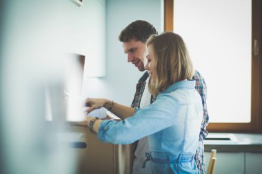 Genç bir çift yeni evde büyük karton kutu taşıyan. Ev taşıma. Genç Çift