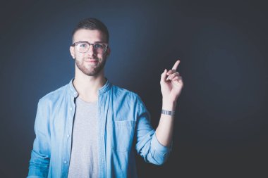 yukarı dönük gülümseyen genç bir adam portresi.