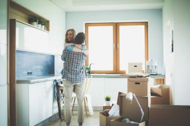 Genç çift yeni ev taşıma portresi. Genç Çift