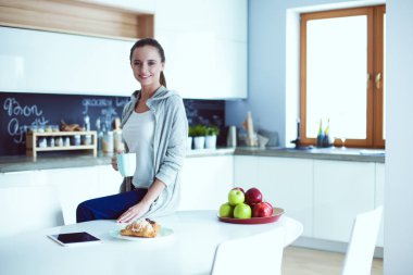 mutlu kadın evde Mutfakta çay içme.