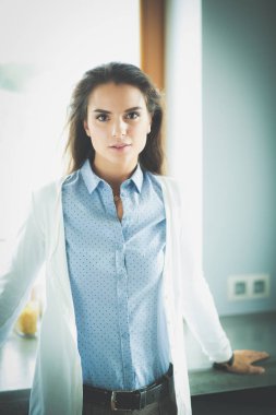 Genç kadın pencere duruyor. İş kadını.