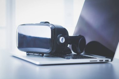 Bilgisayarlı sanal gerçeklik gözlükleri. İş. 3D teknoloji