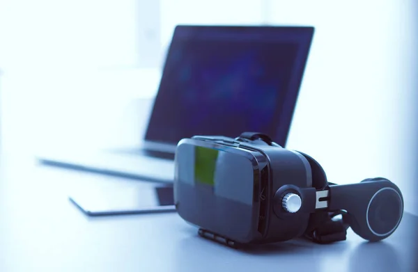 Virtual reality goggles on desk with laptop. business. 3d technology — Stock Photo, Image
