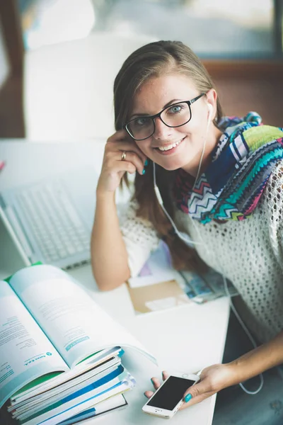 Kobieta na korzystanie z telefonu komórkowego w Uniwersytecie. Student. Uniwersytet — Zdjęcie stockowe