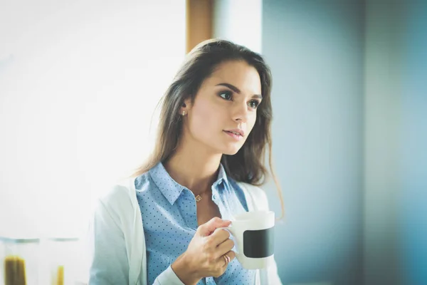 Glückliche Frau, die zu Hause in der Küche Tee trinkt. Frau zu Hause — Stockfoto