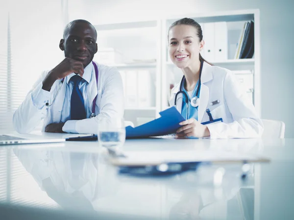 Zwei glücklich lächelnde junge Mediziner beim Händeschütteln im Büro. Ärzte. Teamarbeit — Stockfoto