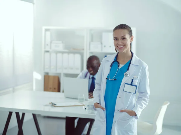 Due giovani medici felici sorridenti che stringono la mano in ufficio. Dottori. Lavoro di squadra — Foto Stock