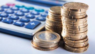 Para ve masanın üstüne hesap makinesi