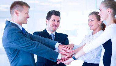 İş takım birlikte ofiste ayakta eller katılmadan