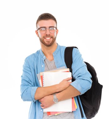 Beyaz arka plan üzerinde izole kitap tutan bir okul çantası ile erkek öğrenci
