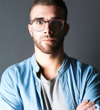 Karanlık bir arka plan üzerinde izole mutlu casual adam ayakta portresi