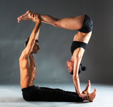 Genç çift Acro yoga mat Studio birlikte uygulamak