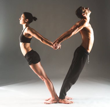 Genç çift Acro yoga mat Studio birlikte uygulamak