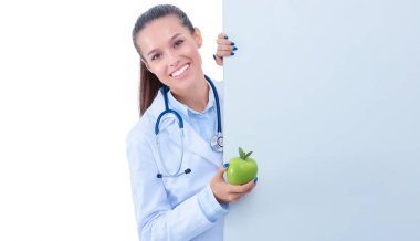 Elmalı ve boş afişlerle gülümseyen doktor