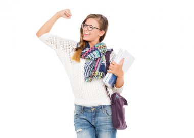 Egzersiz kitap tutan bir genç öğrenci kadın portresi.