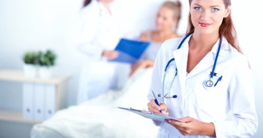 Hastanedeki dosyalı kadın doktor.