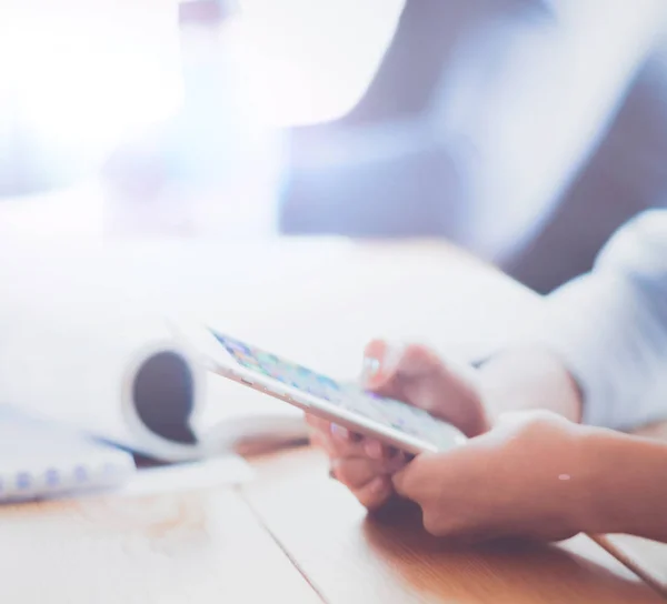 Zwei glücklich lächelnde junge Mediziner beim Händeschütteln im Büro — Stockfoto