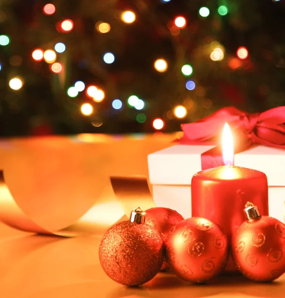 ख्रिसमस पार्श्वभूमीवर चेंडू भेट बॉक्स — स्टॉक फोटो, इमेज