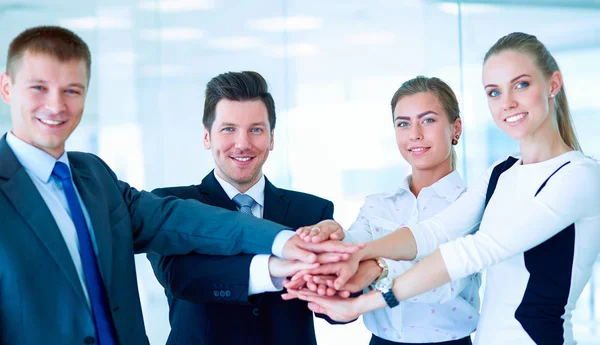 Business team che unisce le mani in piedi in ufficio — Foto Stock