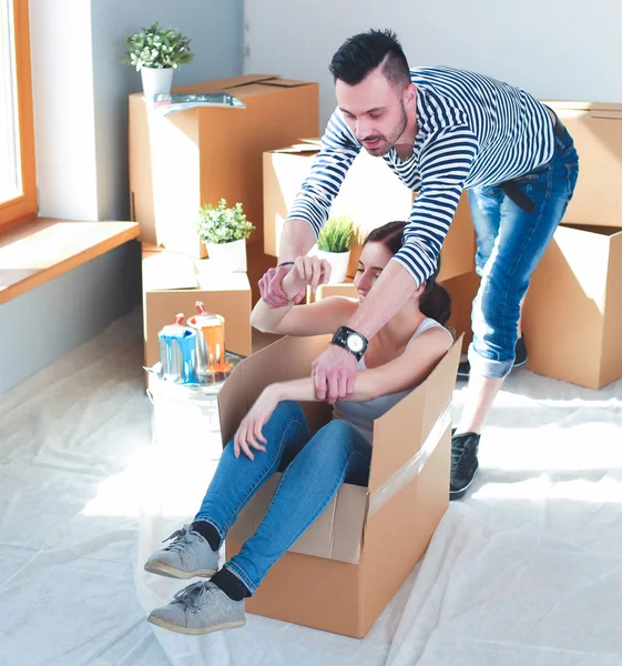 Mutlu genç çift açma veya kutu ambalaj ve yeni evine taşıdıktan
