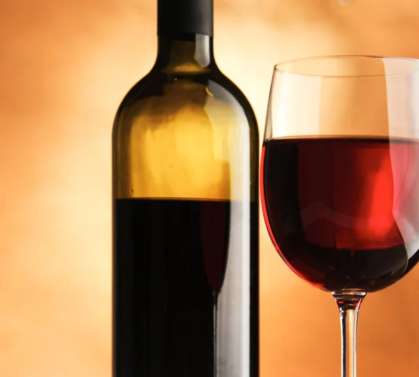 Glas Rotwein und Flasche — Stockfoto