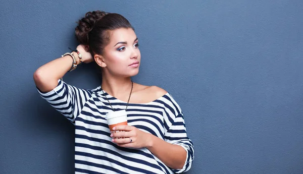 Retrato de mulher jovem com chá ou café — Fotografia de Stock