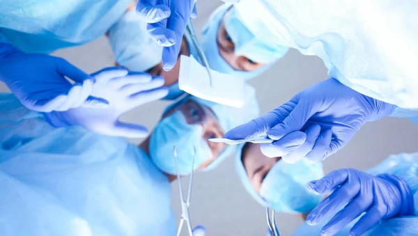 Teamchirurg aan het werk in de operatiekamer. — Stockfoto