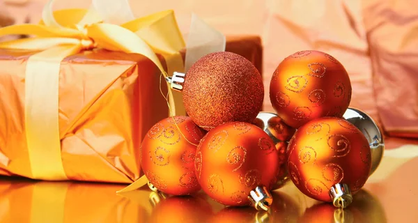 Geschenkdozen met ballen op een Kerstmis achtergrond — Stockfoto