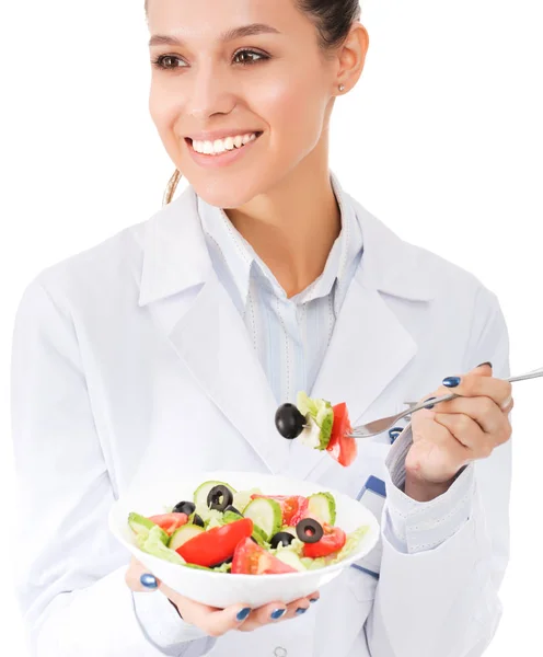 Retrato de una hermosa doctora sosteniendo un plato con verduras frescas . —  Fotos de Stock