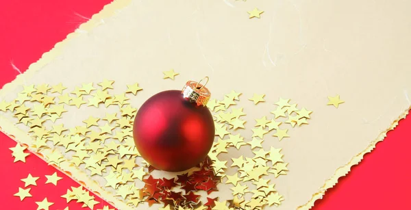 Vánoční přání s červené koulí a zlaté hvězdičky — Stock fotografie