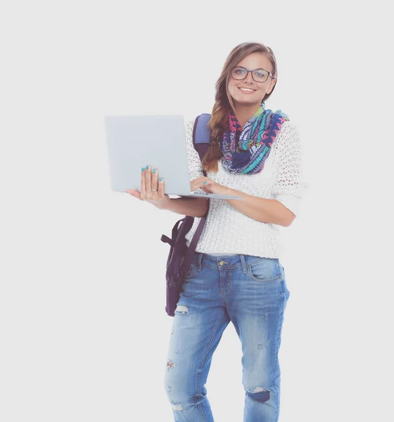 Улыбающийся подросток с ноутбуком на белом фоне — стоковое фото