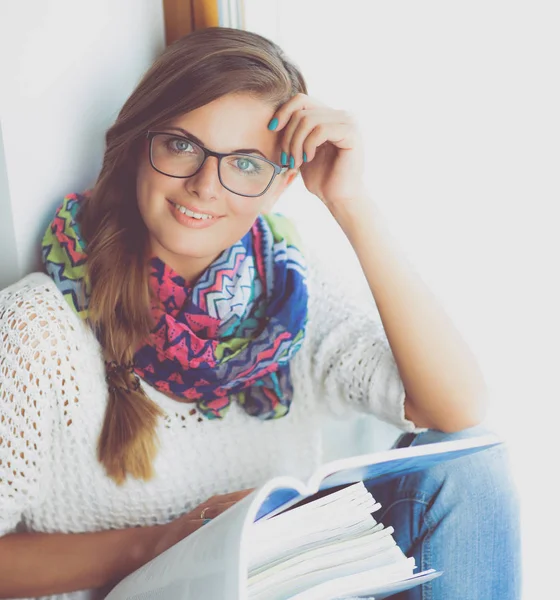 Menina estudante feliz sentado com pilha de livros — Fotografia de Stock